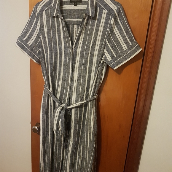 Size 14 dresses, but fits smaller. Shoes size 10 - Picture 4 of 8